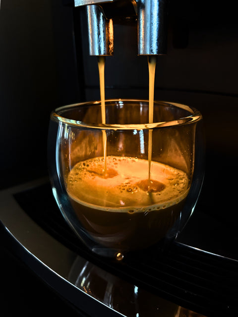 Dubbelwandig glas zonder oor van Creano onder Jura koffie